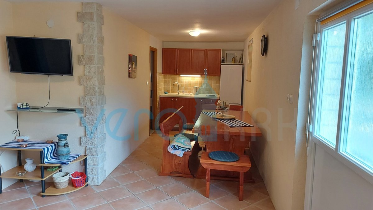 Otok Krk, Omišalj, Samostojna hiša s 4 apartmaji, vrtom in razgledom, 100 m od plaže, prodamo