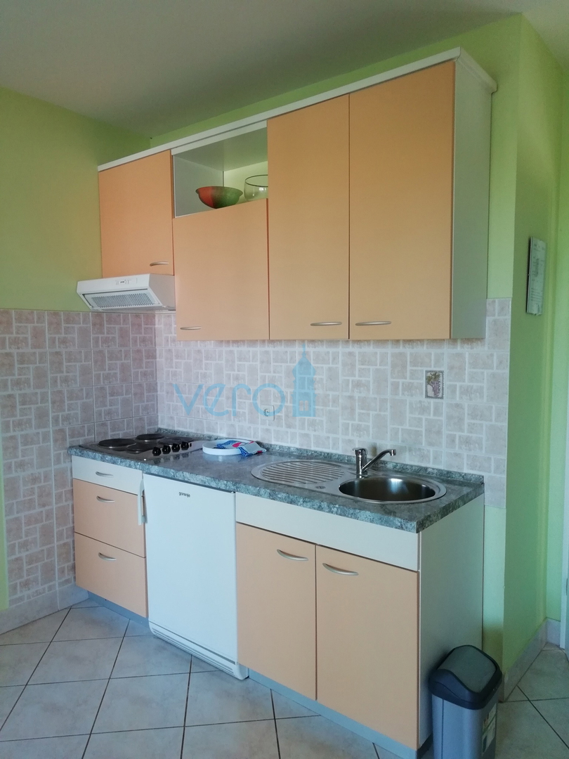 Otok Krk, Omišalj, Samostojna hiša s 4 apartmaji, vrtom in razgledom, 100 m od plaže, prodamo