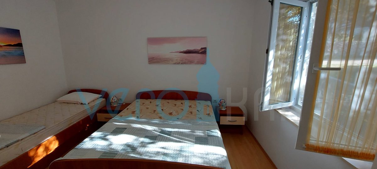 Otok Krk, Omišalj, Samostojna hiša s 4 apartmaji, vrtom in razgledom, 100 m od plaže, prodamo