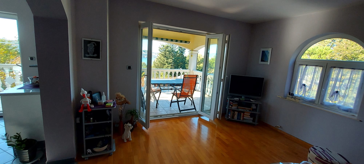 Otok Krk, Omišalj, Samostojna hiša s 4 apartmaji, vrtom in razgledom, 100 m od plaže, prodamo