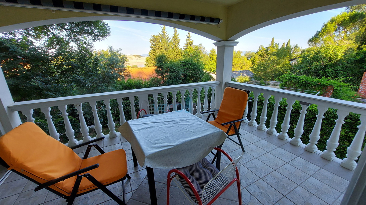 Otok Krk, Omišalj, Samostojna hiša s 4 apartmaji, vrtom in razgledom, 100 m od plaže, prodamo