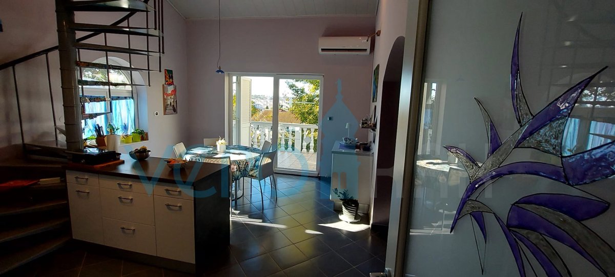 Otok Krk, Omišalj, Samostojna hiša s 4 apartmaji, vrtom in razgledom, 100 m od plaže, prodamo