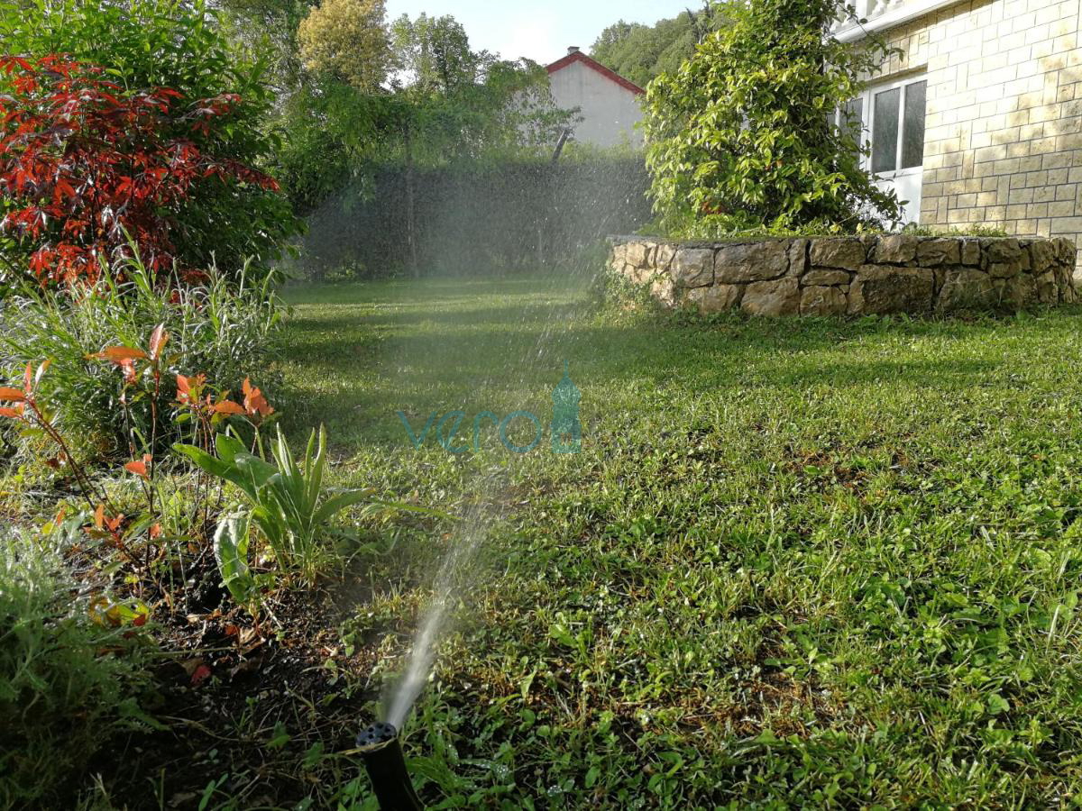 Otok Krk, Omišalj, Samostojna hiša s 4 apartmaji, vrtom in razgledom, 100 m od plaže, prodamo