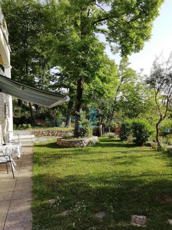 Otok Krk, Omišalj, Samostojna hiša s 4 apartmaji, vrtom in razgledom, 100 m od plaže, prodamo