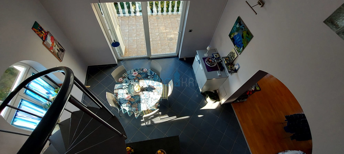 Otok Krk, Omišalj, Samostojna hiša s 4 apartmaji, vrtom in razgledom, 100 m od plaže, prodamo