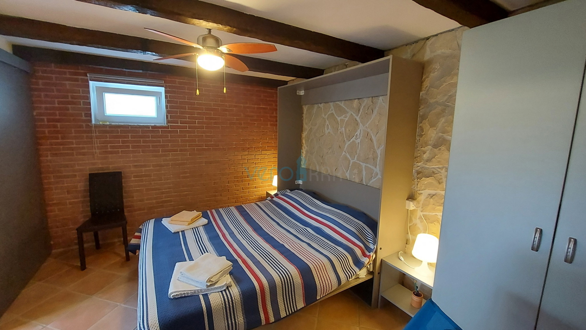 Otok Krk, Omišalj, Samostojna hiša s 4 apartmaji, vrtom in razgledom, 100 m od plaže, prodamo