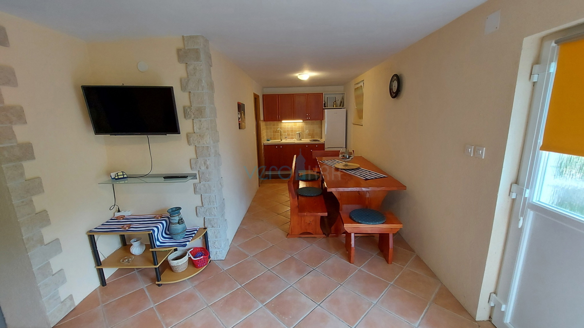 Otok Krk, Omišalj, Samostojna hiša s 4 apartmaji, vrtom in razgledom, 100 m od plaže, prodamo