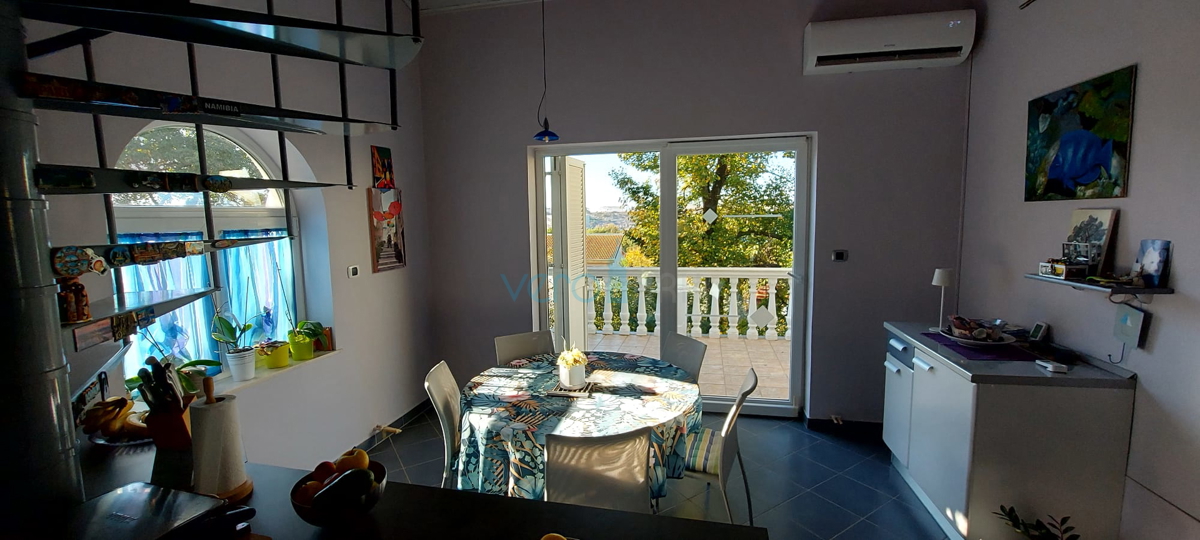 Otok Krk, Omišalj, Samostojna hiša s 4 apartmaji, vrtom in razgledom, 100 m od plaže, prodamo