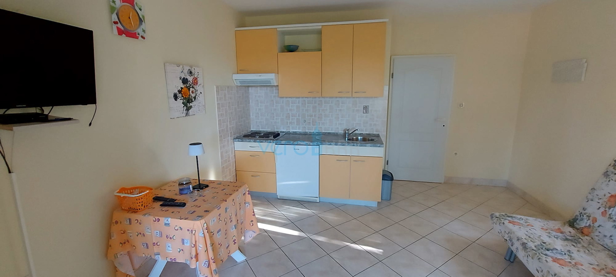 Otok Krk, Omišalj, Samostojna hiša s 4 apartmaji, vrtom in razgledom, 100 m od plaže, prodamo