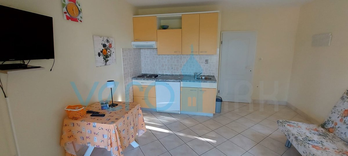 Otok Krk, Omišalj, Samostojna hiša s 4 apartmaji, vrtom in razgledom, 100 m od plaže, prodamo