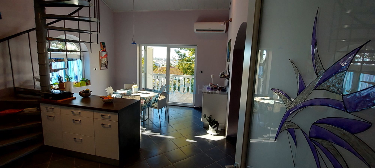 Otok Krk, Omišalj, Samostojna hiša s 4 apartmaji, vrtom in razgledom, 100 m od plaže, prodamo