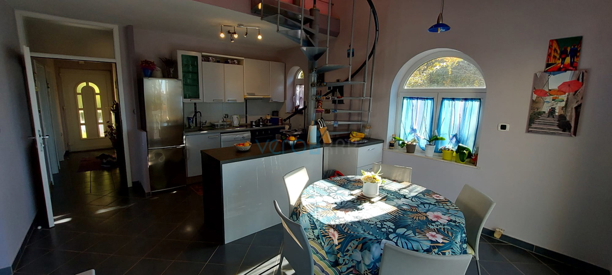 Otok Krk, Omišalj, Samostojna hiša s 4 apartmaji, vrtom in razgledom, 100 m od plaže, prodamo