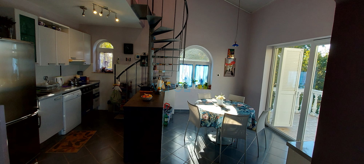Otok Krk, Omišalj, Samostojna hiša s 4 apartmaji, vrtom in razgledom, 100 m od plaže, prodamo