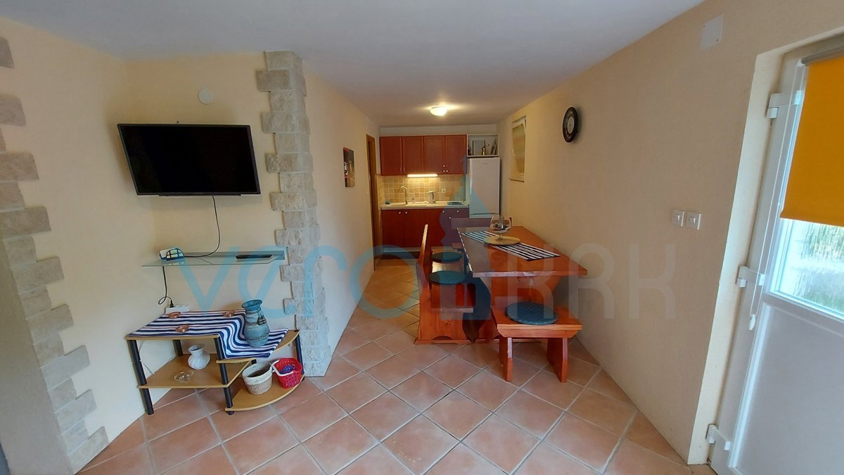 Otok Krk, Omišalj, Samostojna hiša s 4 apartmaji, vrtom in razgledom, 100 m od plaže, prodamo