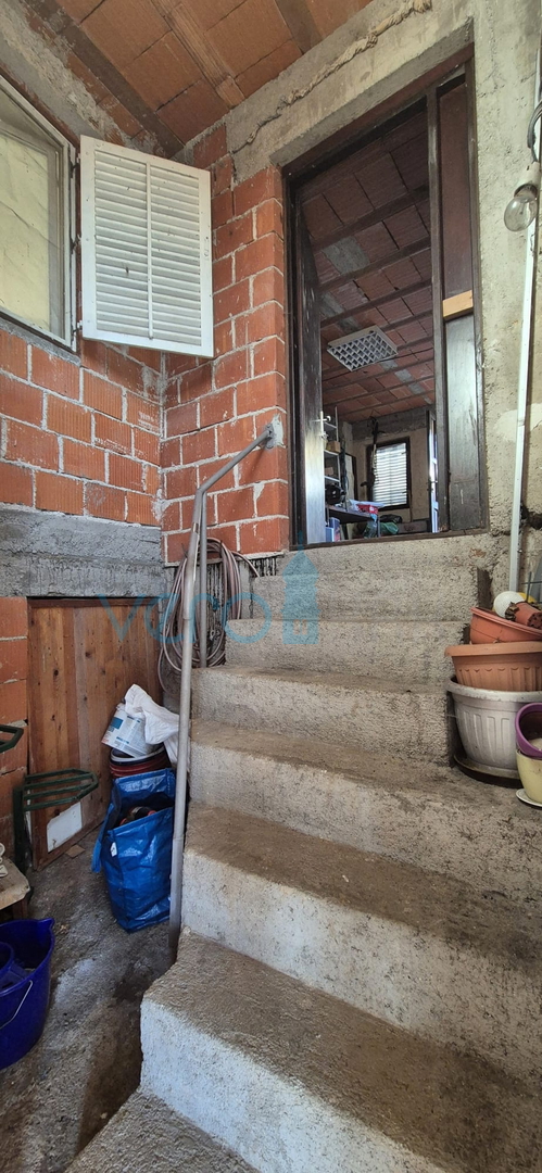 Bakar, Hreljin, samostojna hiša z dvema stanovanji, zemljiščem in pogledom na morje, prodaja