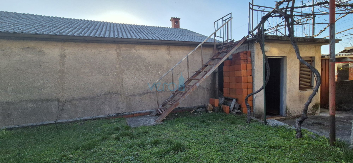 Bakar, Hreljin, samostojna hiša z dvema stanovanji, zemljiščem in pogledom na morje, prodaja