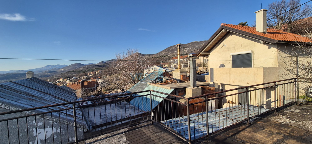 Bakar, Hreljin, samostojna hiša z dvema stanovanji, zemljiščem in pogledom na morje, prodaja