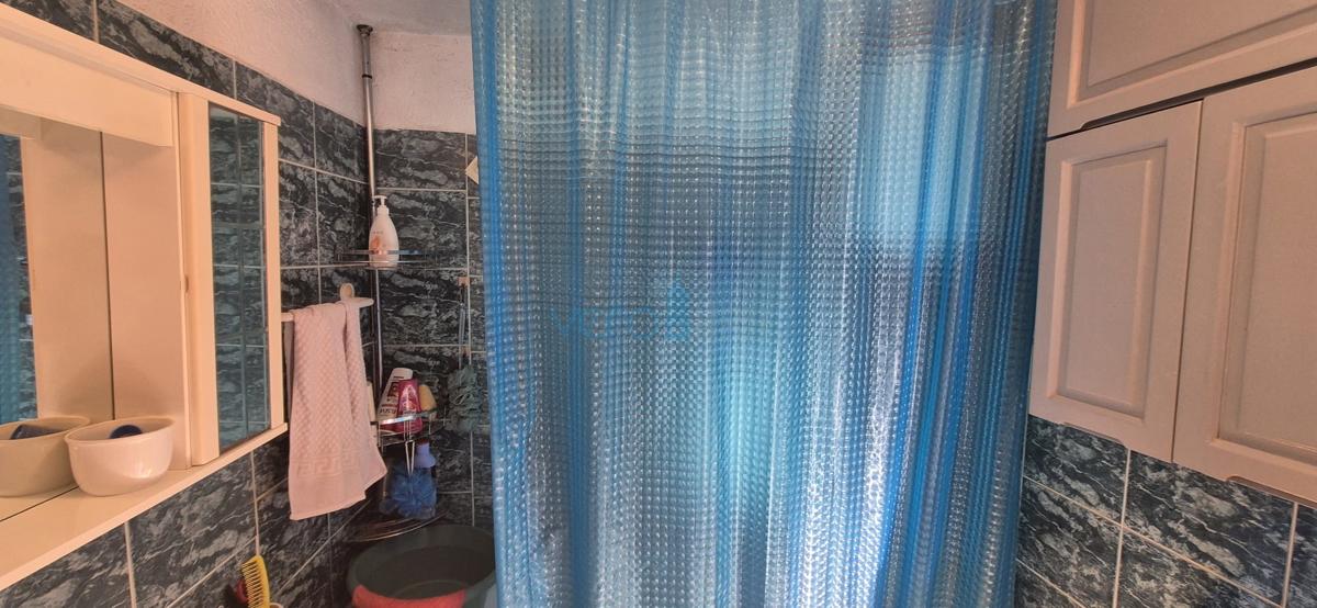 Bakar, Hreljin, samostojna hiša z dvema stanovanji, zemljiščem in pogledom na morje, prodaja