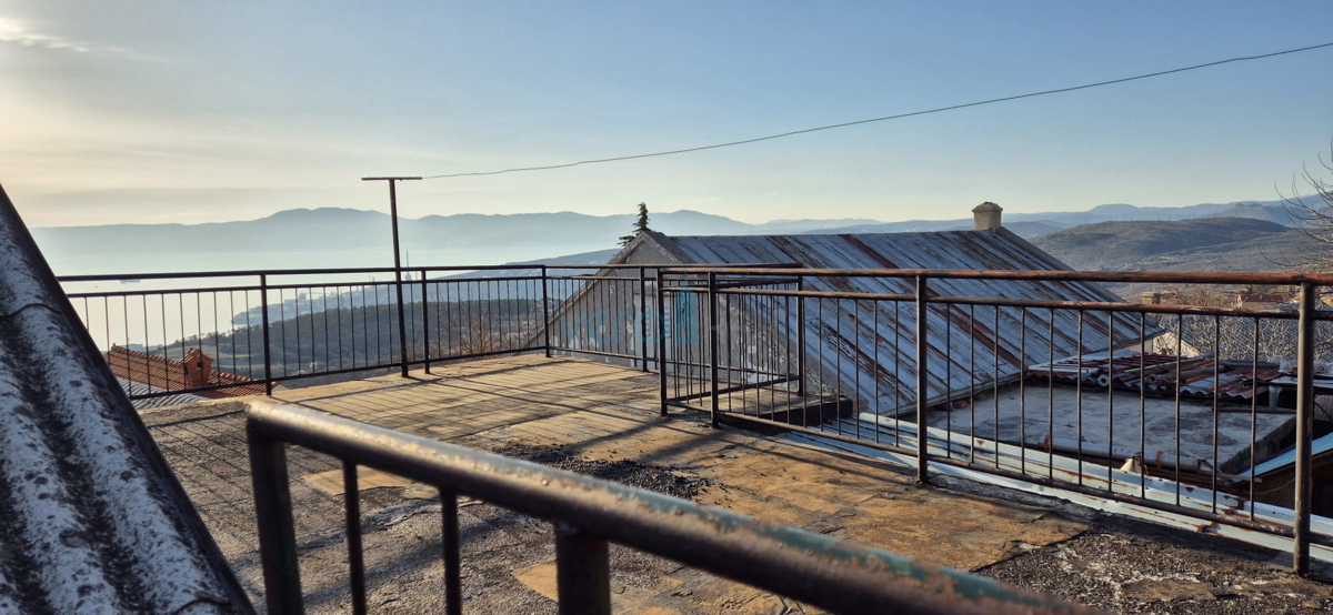 Bakar, Hreljin, samostojna hiša z dvema stanovanji, zemljiščem in pogledom na morje, prodaja