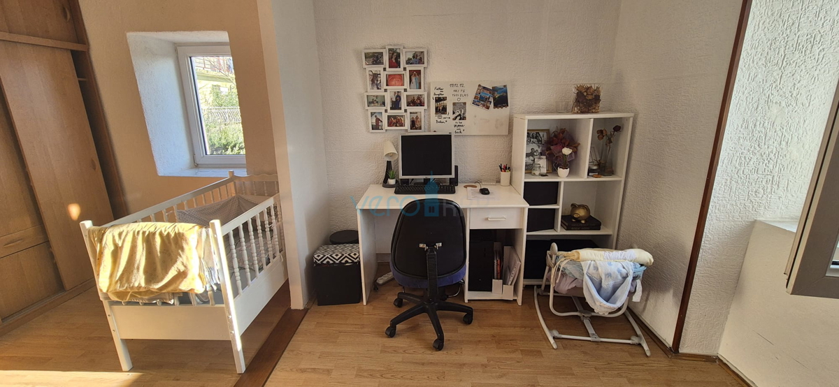 Bakar, Hreljin, samostojna hiša z dvema stanovanji, zemljiščem in pogledom na morje, prodaja