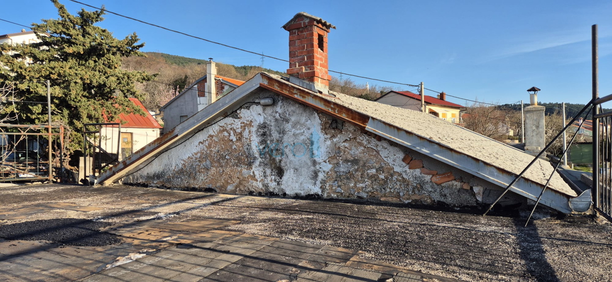Bakar, Hreljin, samostojna hiša z dvema stanovanji, zemljiščem in pogledom na morje, prodaja