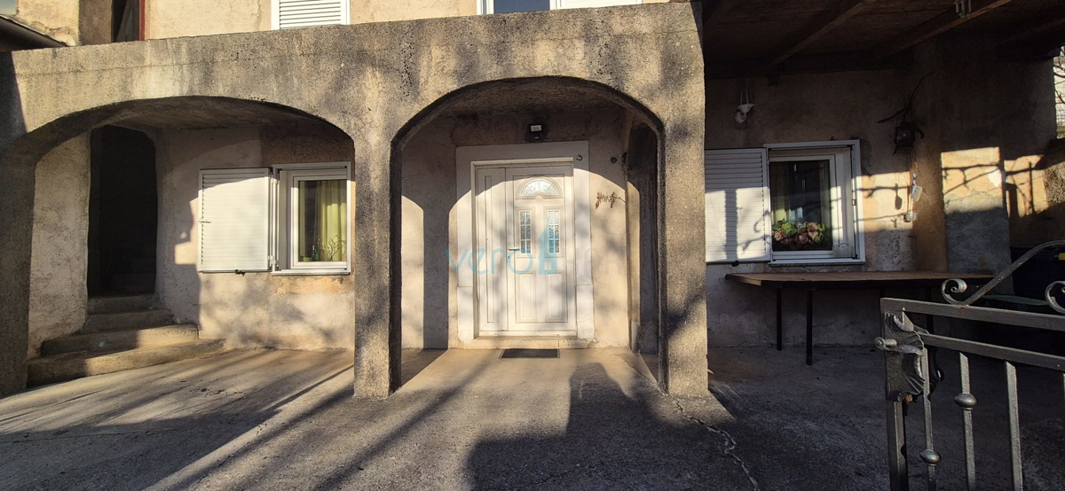 Bakar, Hreljin, samostojna hiša z dvema stanovanji, zemljiščem in pogledom na morje, prodaja