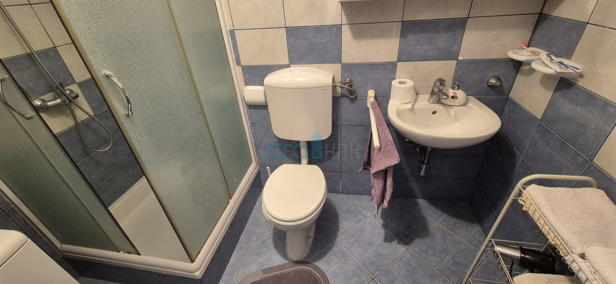 Bakar, Hreljin, samostojna hiša z dvema stanovanji, zemljiščem in pogledom na morje, prodaja