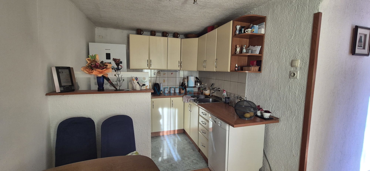 Bakar, Hreljin, samostojna hiša z dvema stanovanji, zemljiščem in pogledom na morje, prodaja