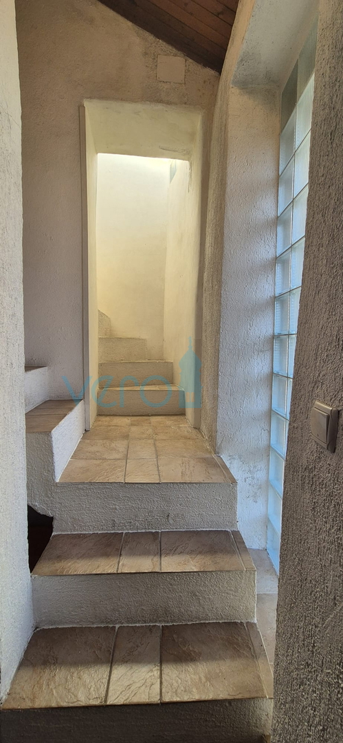 Bakar, Hreljin, samostojna hiša z dvema stanovanji, zemljiščem in pogledom na morje, prodaja