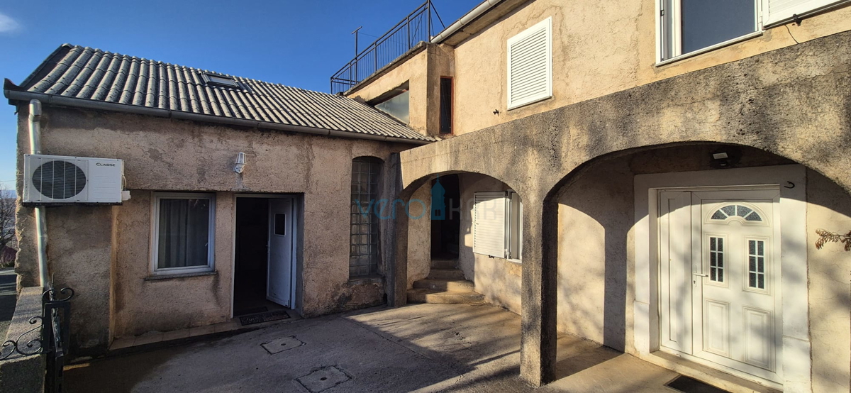 Bakar, Hreljin, samostojna hiša z dvema stanovanji, zemljiščem in pogledom na morje, prodaja