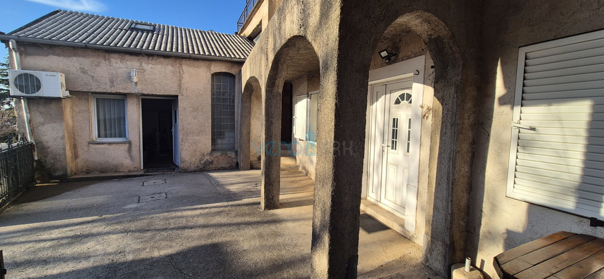 Bakar, Hreljin, samostojna hiša z dvema stanovanji, zemljiščem in pogledom na morje, prodaja