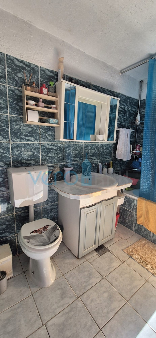 Bakar, Hreljin, samostojna hiša z dvema stanovanji, zemljiščem in pogledom na morje, prodaja