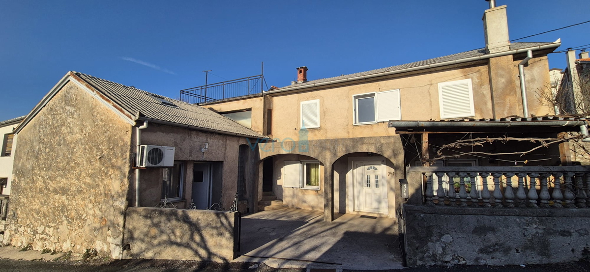 Bakar, Hreljin, samostojna hiša z dvema stanovanji, zemljiščem in pogledom na morje, prodaja