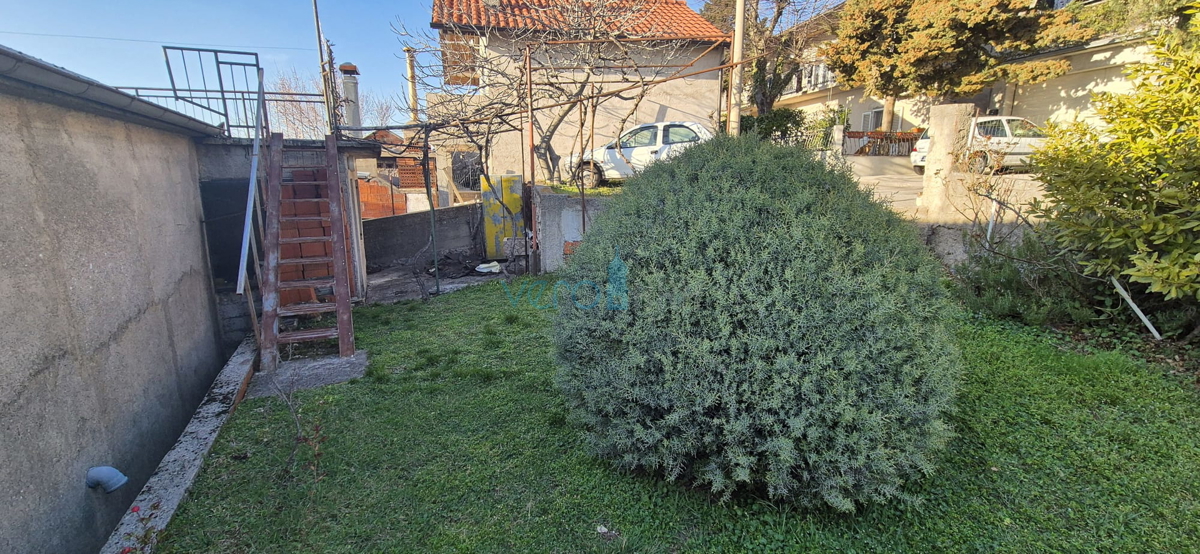 Bakar, Hreljin, samostojna hiša z dvema stanovanji, zemljiščem in pogledom na morje, prodaja