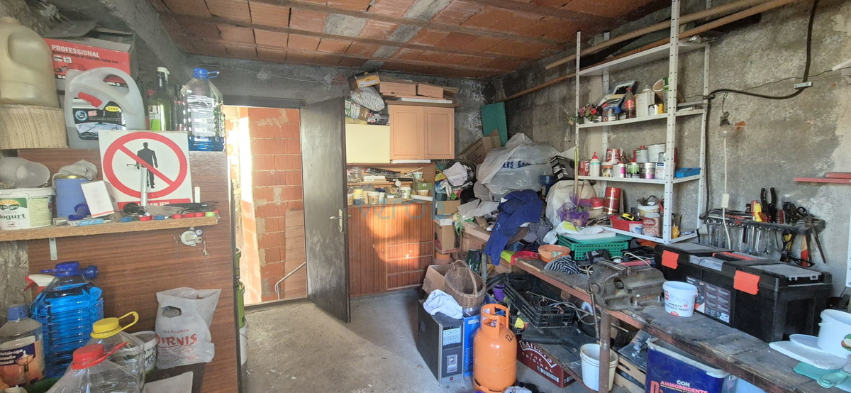 Bakar, Hreljin, samostojna hiša z dvema stanovanji, zemljiščem in pogledom na morje, prodaja