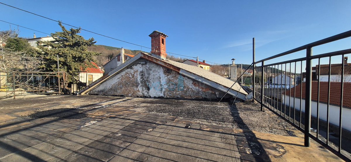 Bakar, Hreljin, samostojna hiša z dvema stanovanji, zemljiščem in pogledom na morje, prodaja