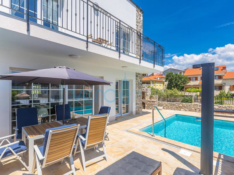 Otok Krk, mesto Krk, bližnja okolica, kompleks treh vil v vrsti z bazeni na odlični lokaciji, pogled na morje, prodaja