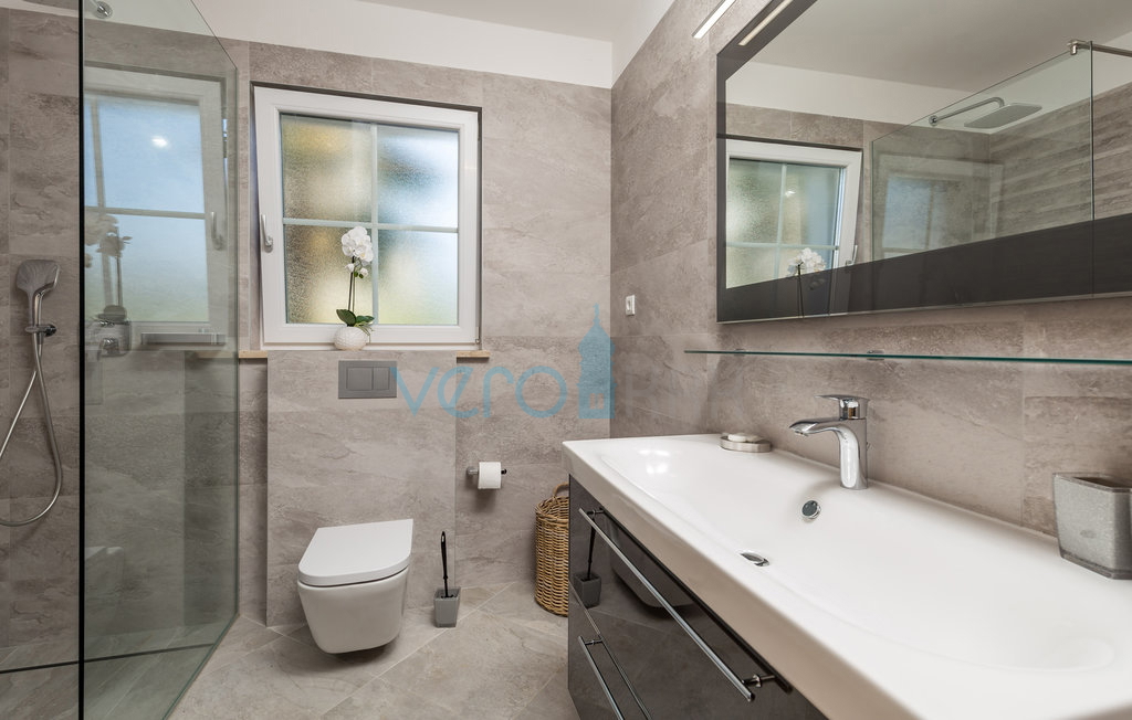 Otok Krk, mesto Krk, bližnja okolica, kompleks treh vil v vrsti z bazeni na odlični lokaciji, pogled na morje, prodaja