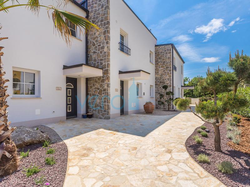 Otok Krk, mesto Krk, bližnja okolica, kompleks treh vil v vrsti z bazeni na odlični lokaciji, pogled na morje, prodaja