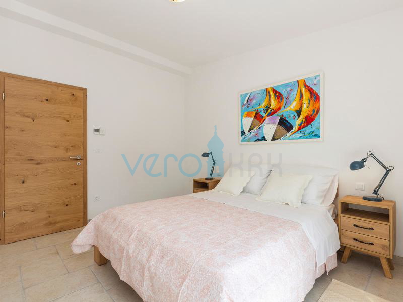 Otok Krk, mesto Krk, bližnja okolica, kompleks treh vil v vrsti z bazeni na odlični lokaciji, pogled na morje, prodaja