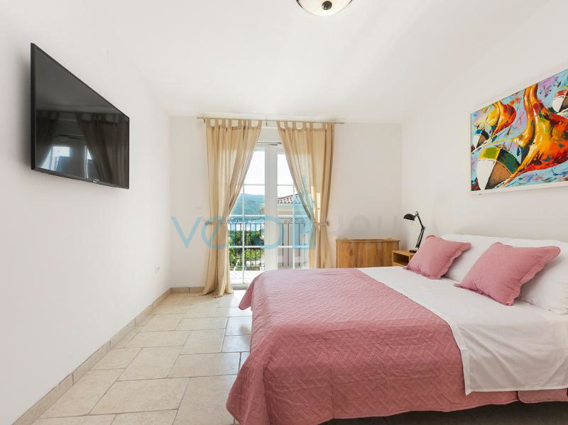 Otok Krk, mesto Krk, bližnja okolica, kompleks treh vil v vrsti z bazeni na odlični lokaciji, pogled na morje, prodaja