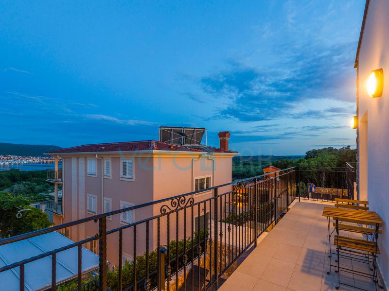 Otok Krk, mesto Krk, bližnja okolica, kompleks treh vil v vrsti z bazeni na odlični lokaciji, pogled na morje, prodaja