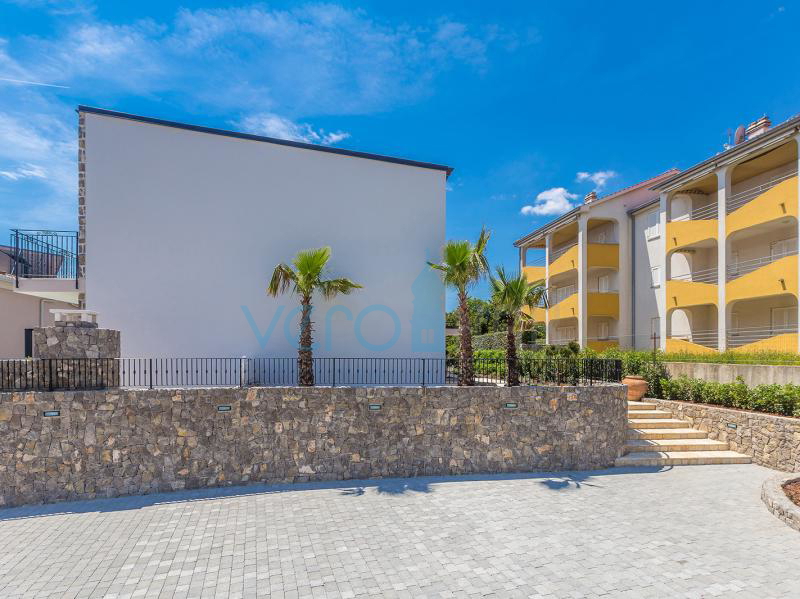 Otok Krk, mesto Krk, bližnja okolica, kompleks treh vil v vrsti z bazeni na odlični lokaciji, pogled na morje, prodaja