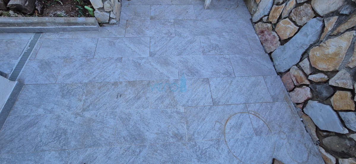 Šilo, otok Krk, dvosobno stanovanje v pritličju, vrt, prodaja