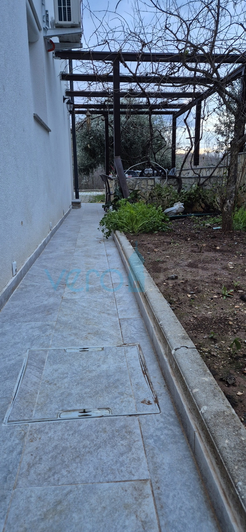 Šilo, otok Krk, dvosobno stanovanje v pritličju, vrt, prodaja