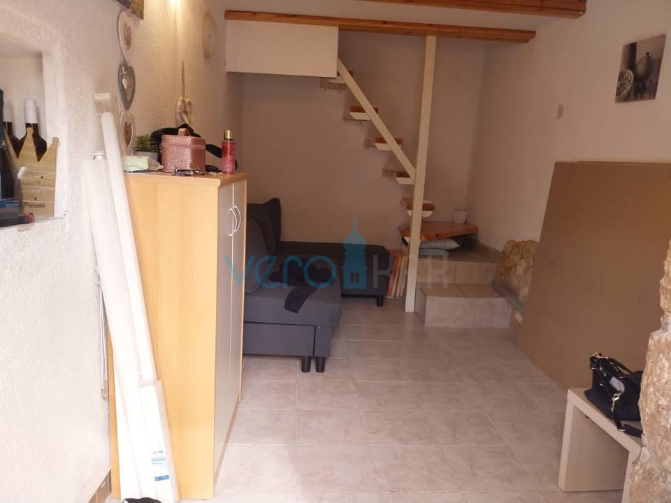 Omišalj, center, otok Krk, kamnita hiša v nizu, vrt, prodaja