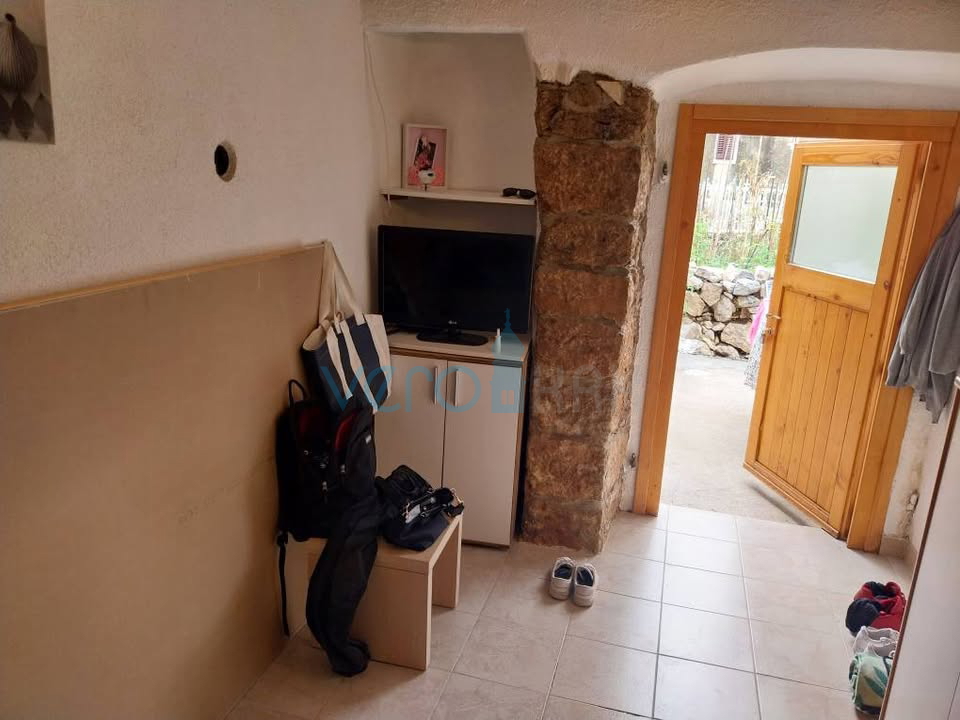 Omišalj, center, otok Krk, kamnita hiša v nizu, vrt, prodaja