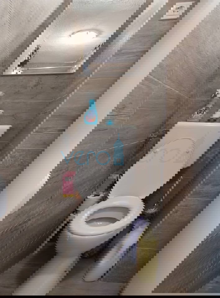 Omišalj, center, otok Krk, kamnita hiša v nizu, vrt, prodaja