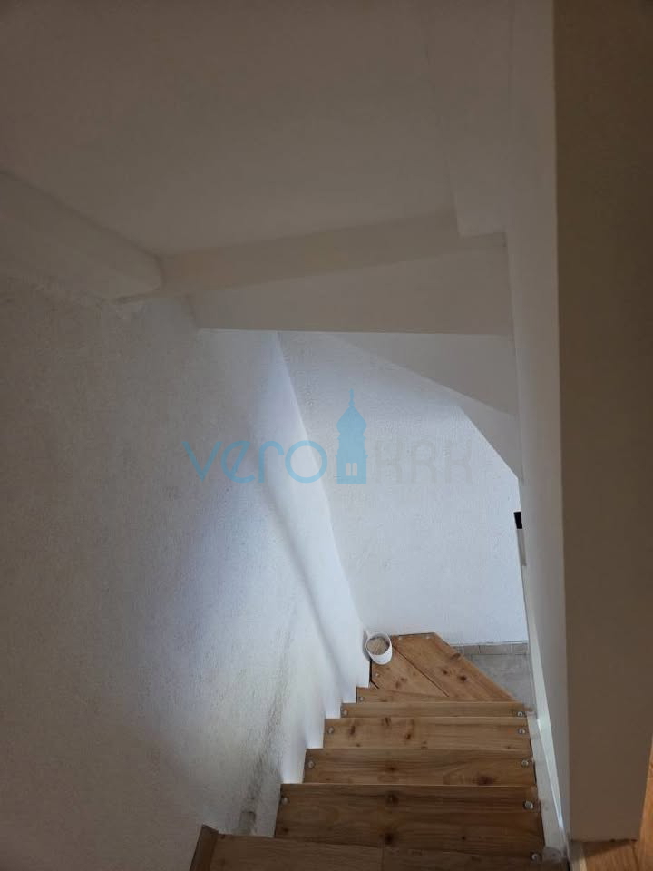 Omišalj, center, otok Krk, kamnita hiša v nizu, vrt, prodaja