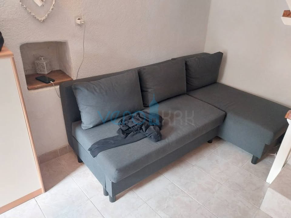 Omišalj, center, otok Krk, kamnita hiša v nizu, vrt, prodaja